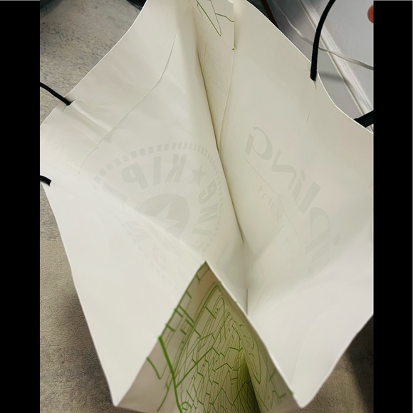 Brand New Kipling Signature X-Large Paper Shopping Bag In White - Picture 4 of 7